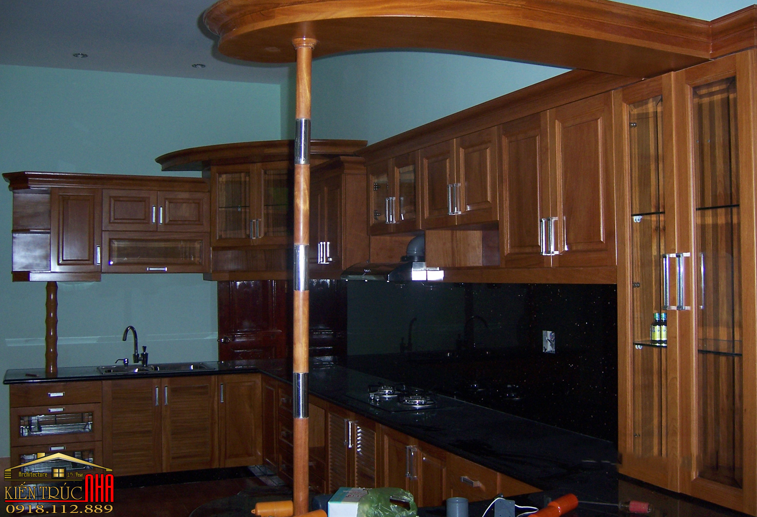Phòng Bếp Với Tủ Gỗ Màu Vàng Có Quầy Bar Phong Cách Châu Âu | PB17