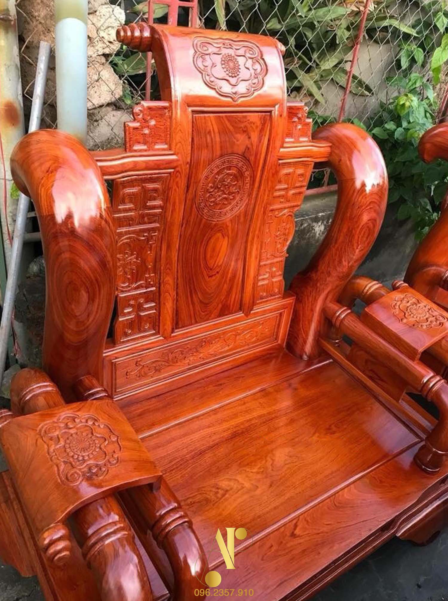Mẫu bàn ghế salon gỗ hương màu đỏ đem lại may mắn | SLG13